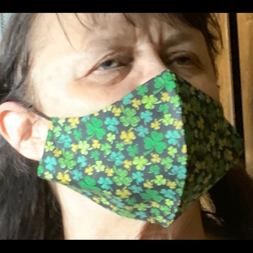 St Patrick’s Day face Mask Shamrocks NIP